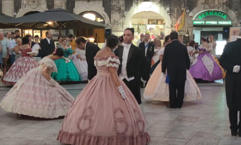 El baile de damas y caballeros en Piazza Duomo en Catania revive el siglo XIX