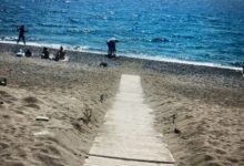 Messina, barrierefreier Strand und Gehweg zum Meer.  Die Einwohner von Galati Marina danken Ihnen