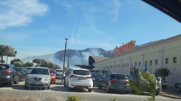 Incendie entre Carini et Capaci, le vent pousse les flammes près des maisons : "C'est un drame". Autoroute fermée