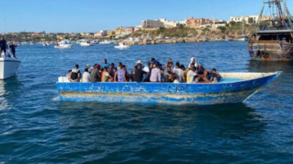 1666586887 barcone a Lampedusa 66518949 625x350 1666557927 - Lampedusa, 26 Marocains et Tunisiens débarquent sur la plage de Guitgia