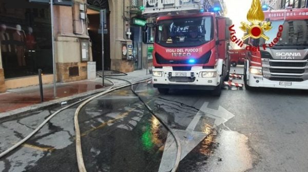 Palermo, incendio en una tienda de ropa en via Mariano Stabile