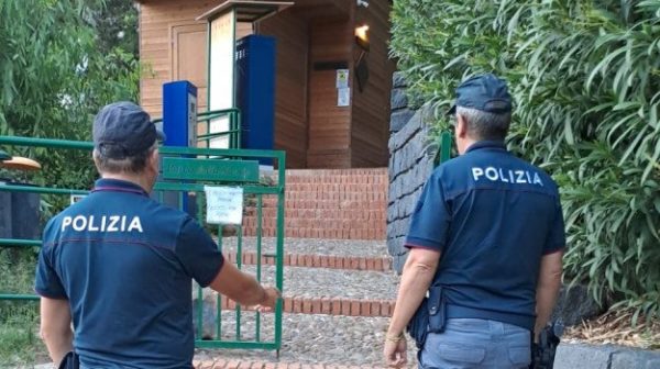 La lluvia y la amenaza de los jabalíes, los policías salvan a dos turistas en la Rocca di Cefalù