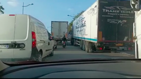 Palermo, caos en el embarque del puerto: infierno en vía Crispi, camiones dejados estacionados en la calle