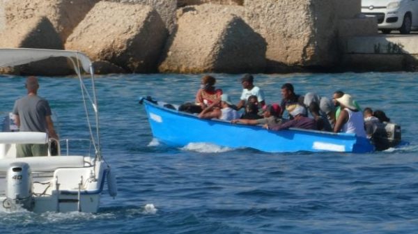 Barchino vuelca, niña perdida. El alcalde de Lampedusa: es la masacre de los inocentes