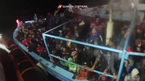 De nouveaux arrivants de migrants à Lampedusa sous le choc de la disparition de la petite fille