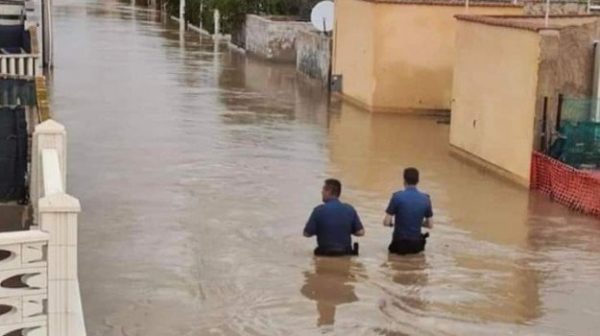 A Trapani peur de la pluie, maisons et champs inondés : autoroute bloquée sur 7 kilomètres