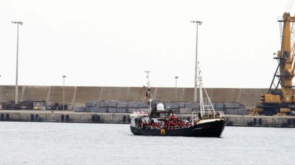 Pozzallo, 32 migrants secourus d'un navire militaire espagnol débarquent