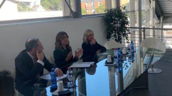 "L'entreprise au centre"le concessionnaire automobile devient une plaque tournante du réseautage