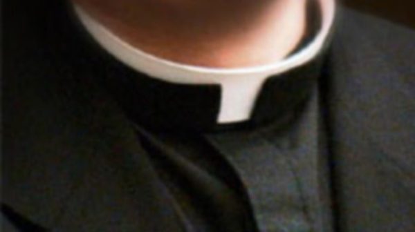 Caltanissetta, prêtre découvert en train d'espionner des volleyeurs sous la douche : "Un moment de faiblesse"