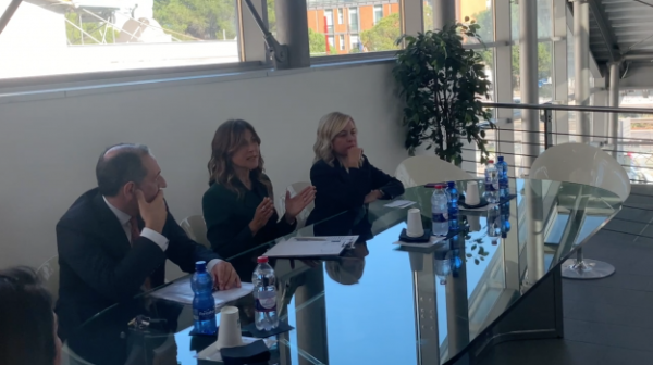 "La empresa en el centro"el concesionario de automóviles se convierte en un centro para la creación de redes