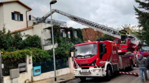 Incendio Valdesi Mondello 1 625x350 - Mondello, incendie dans une maison : les pompiers sauvent une personne