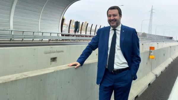 Salvini: "En la maniobra se reactivará la empresa que tendrá que construir el puente sobre el Estrecho"