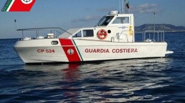 Porticello, tres menores en una lancha: falla el motor y entran en pánico, se salvan