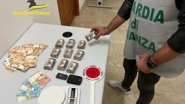 Dans le cyclomoteur un kilo de haschich et la liste des clients, un mineur et arrêté à Rosolini