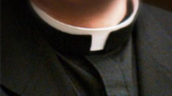 Caltanissetta, sacerdote descubierto espiando a jugadoras de voleibol en la ducha: "Un momento de debilidad"