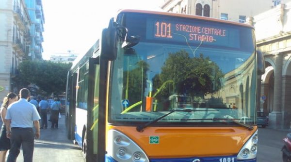 1670653567 amat autobus palermo 625x350 1661349990 - Gifles et crachats sur le chauffeur de bus à Palerme, l'Amat : "Malheureux, il faut de la sécurité à bord"