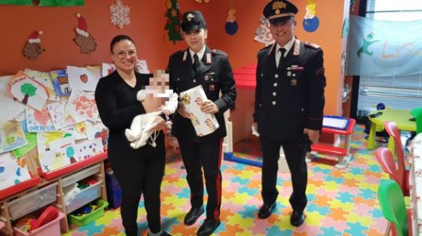 Marsala, les carabiniers apportent des cadeaux de Noël aux enfants de l'hôpital Borsellino