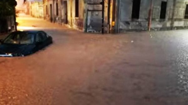 Mauvais temps, routes inondées et impraticables et personnes coincées dans les voitures : une nuit de peur dans la région de Messine