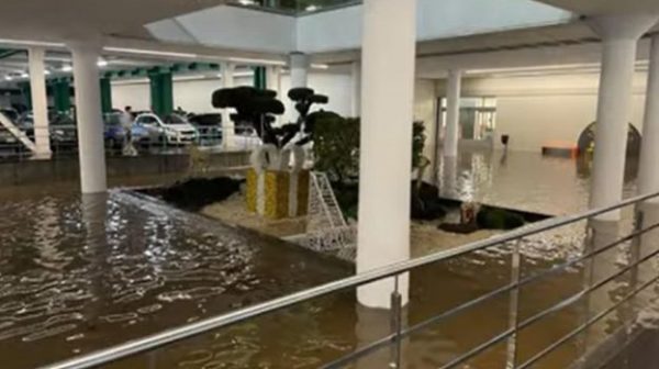 Inundaciones en Barcellona Pozzo di Gotto, el arroyo Longano en plena crecida