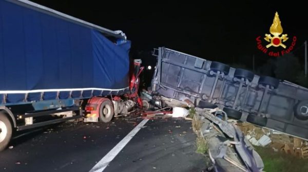 Autopista Messina Catania, colisión entre dos camiones en Nizza di Sicilia