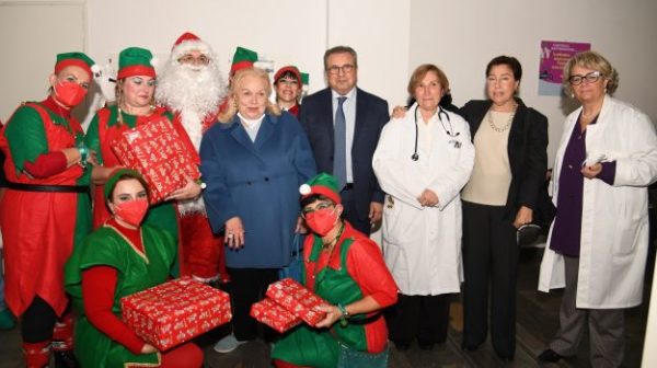 Palermo, Franca Schifani y el comisario Volo llevan regalos a los niños del hospital