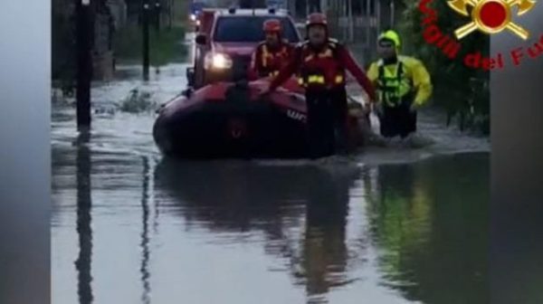 Écoles fermées en raison du mauvais temps dans la région de Messine, la foudre frappe un gymnase lors d'une compétition