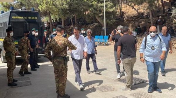 Salvini en Lampedusa: 850 mil euros para ayudar al municipio
