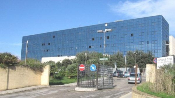 Il tombe avec le scooter et meurt après son arrivée à l'hôpital de Castelvetrano