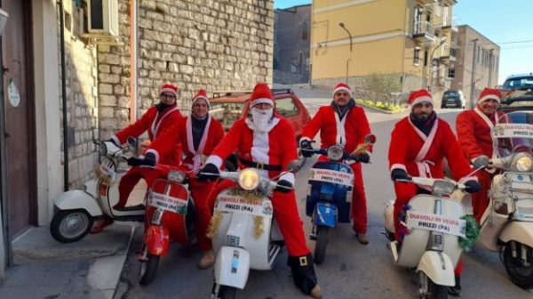 Le Père Noël en Vespa, une initiative à deux roues pour les élèves de Prizzi