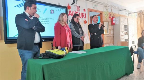 La police de la prison de Pagliarelli fait don d'un défibrillateur à l'école Wojtyla de Santa Flavia