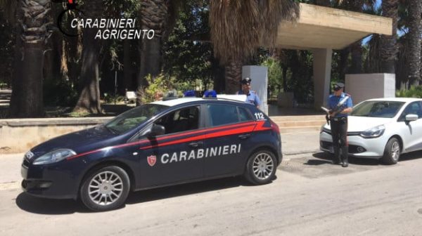 Roba y tira al suelo a anciana en Licata, detenida por carabineros
