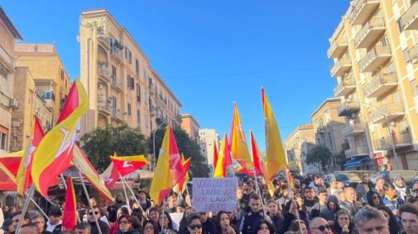 Crunch sobre la renta básica, procesión en Palermo: "Contrátanos como silvicultores"