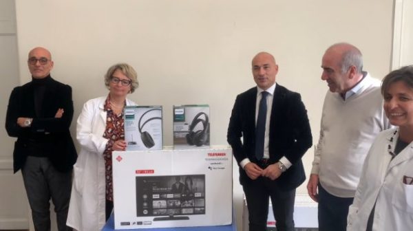 Palermo, regalo de Navidad en el Hospital del Niño: televisores y audífonos para los pequeños pacientes
