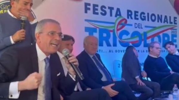 Des mots durs, alors Micciché et Falcone ont enflammé la fête tricolore à Catane