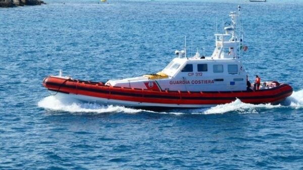 Barchino se hunde frente a Lampedusa, salva a los 46 migrantes