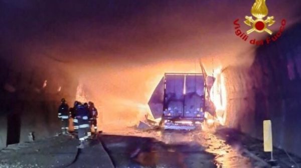 Camion en feu sur la route Messine-Palerme, tunnel Telegrafo fermé pendant 2 semaines en raison de dommages