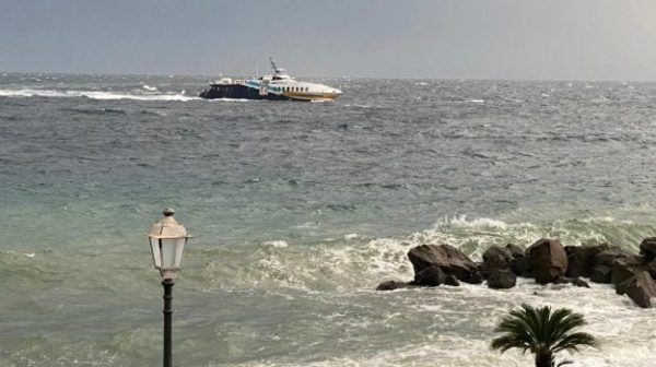 La zone tyrrhénienne de Messine balayée par une tempête, les liaisons avec les îles Éoliennes sont coupées