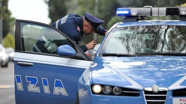 polizia di stato 231241657 2 625x350 - Catania, embiste a la policía y huye: capturado después de una larga persecución