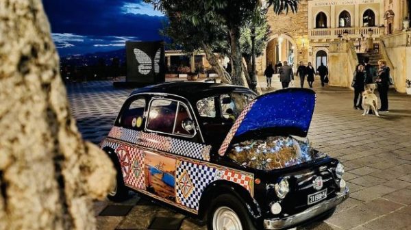 presepe 500 4 625x350 - Taormina, el belén en el capó de un Fiat 500: es la idea "turista" de dos taorminanos