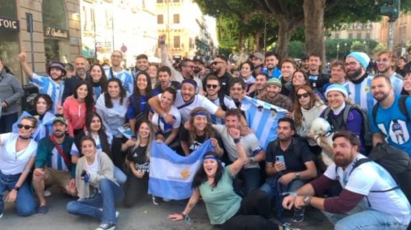 Palermo invadido por los colores argentinos: esperando en el Massimo la final del Mundial
