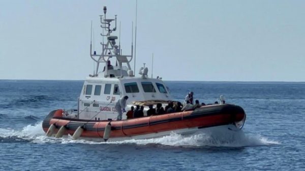 1672574525 Motovedette 625x350 - Lampedusa, le réveillon du Nouvel An amène 4 petits bateaux avec 139 migrants : hotspot surpeuplé