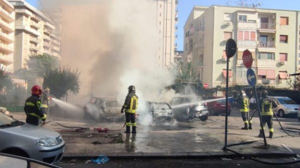Auto a fuoco alla Noce 625x350 - Palermo, incendian tres autos en el Noce: llamas muy altas y columna de humo negro