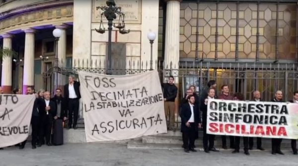 Sinfonica 625x350 - Palermo, empleados de la Orquesta Sinfónica de Sicilia protestan frente al Politeama