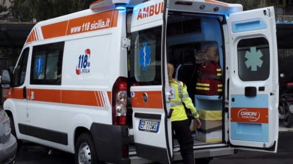 ambulanza 625x350 - Caccamo, renverse la voiture : accable et tue sa femme