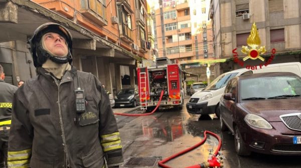 catania, ein haus brennt: 9 menschen gerettet, darunter 2 behinderte
