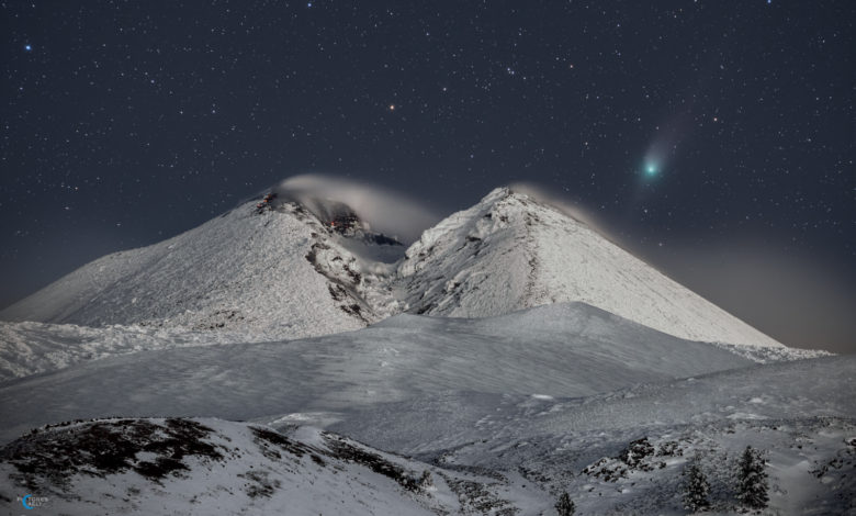 ein stimmungsvolles foto: der komet zwischen Ätna und himmel