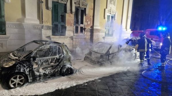 messina, fire during the night and six cars destroyed: investigations