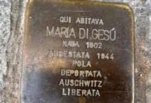 palermo, der gedenktag: polierte gedenktafeln zur erinnerung an 2 deportierte