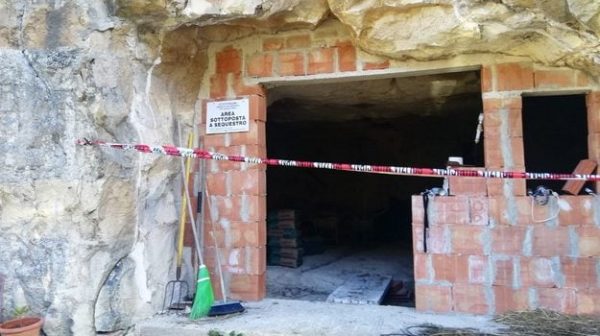ragusa, sie bauen eine wohnung in einer felsenhöhle: arbeit blockiert