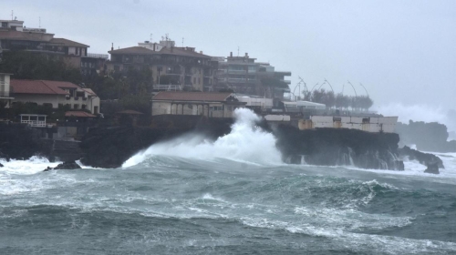 Sicily plagued by bad weather: rain, wind and storm surges especially in the eastern area